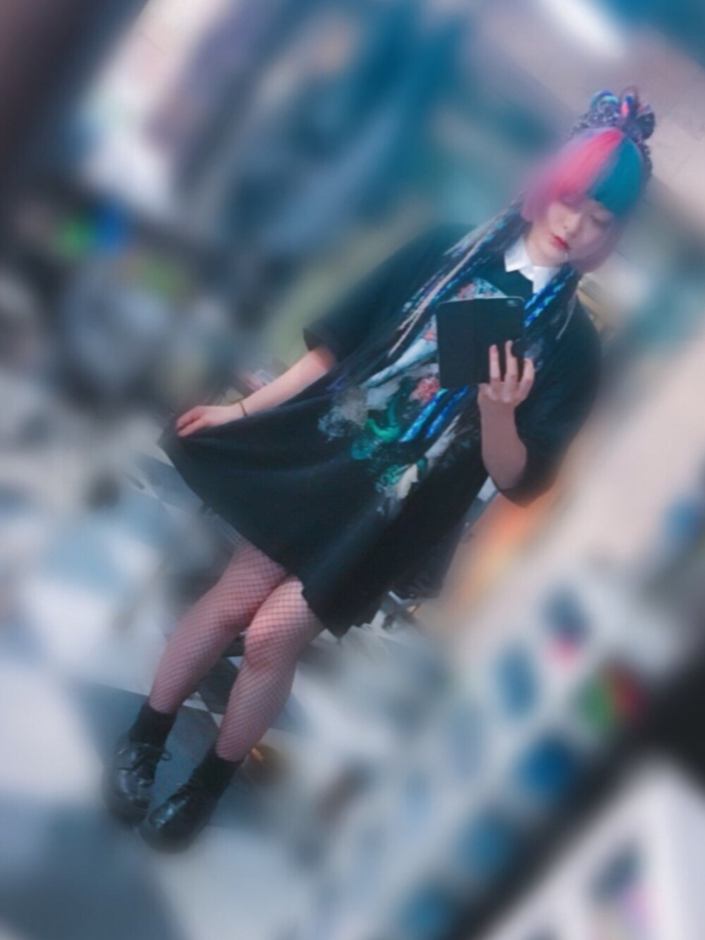 ブラック系のTシャツ/カットソー、ブラック系のシューズ、ホワイト系のシャツ/ブラウスを着用したレディースの夏コーディネートの1枚目の写真