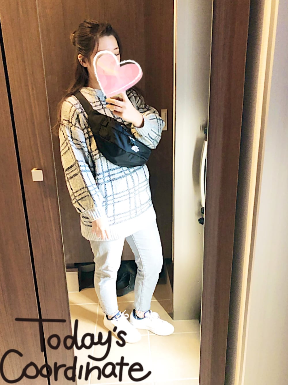 「ノースフェイス、ボディーバッグ、GAL、セーター、セーター×ジーンズ、ブラックデニム、白スニーカー」｜「GRLのアイテム（ニット/セーター、グレー系）」を使った、桜咲さん（レディース・157cm）の秋コーディネートの1枚目の写真