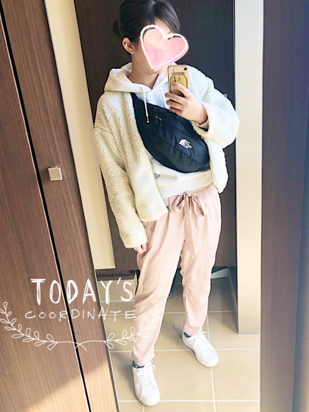 「シンプルコーデ、おしゃれさんと繋がりたい、カジュアル、白パーカー、白スニーカー、ボディーバッグ、ノースフェイス、春先取りコーデ、ピンク」｜「GUのアイテム（パンツ、ピンク系）」を使った、桜咲さん（レディース・157cm）の冬コーディネートの1枚目の写真