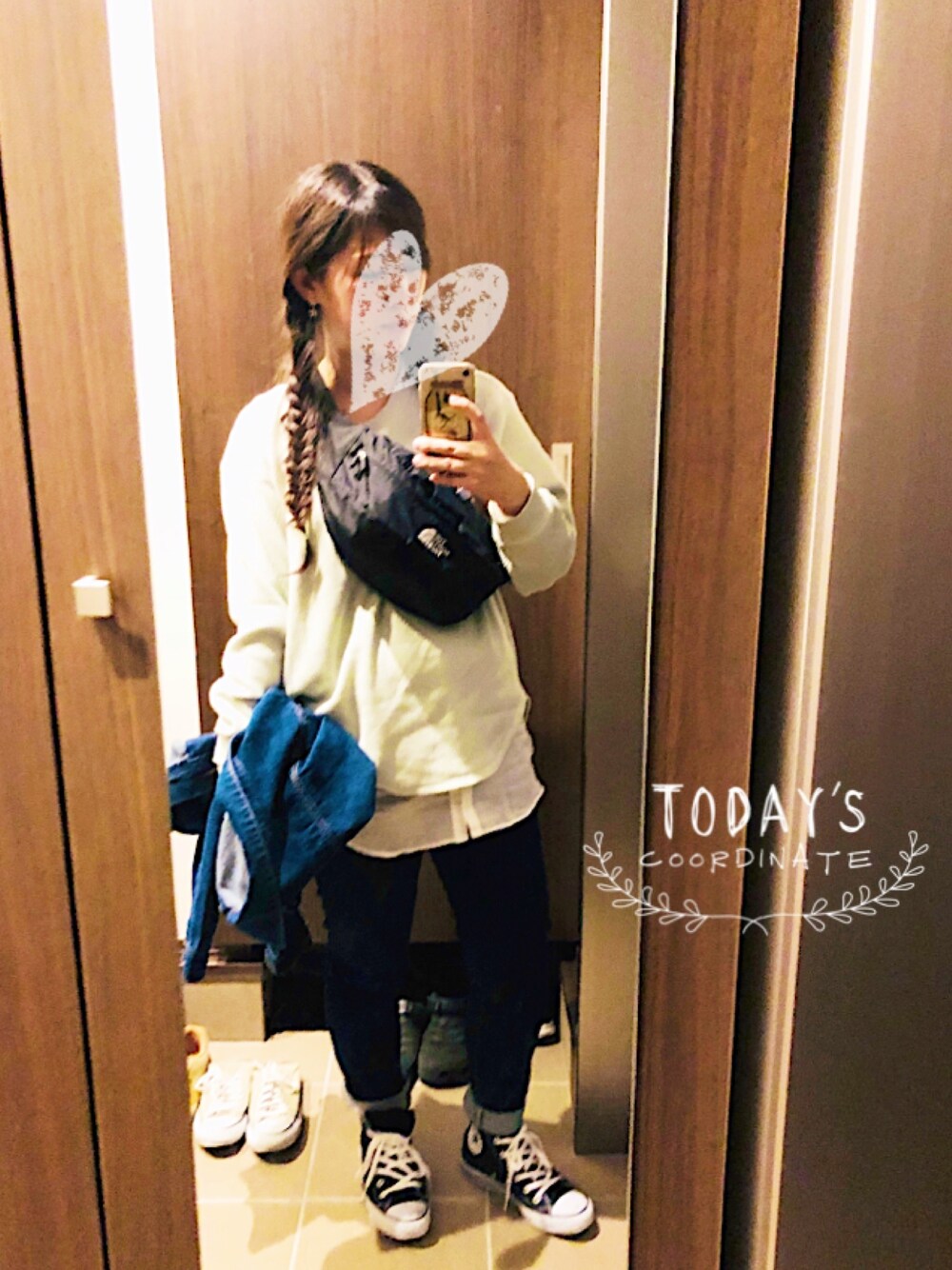 グリーン系のTシャツ/カットソー、ホワイト系のシャツ/ブラウス、ブルー系のデニムパンツを着用したレディースの春コーディネートの1枚目の写真