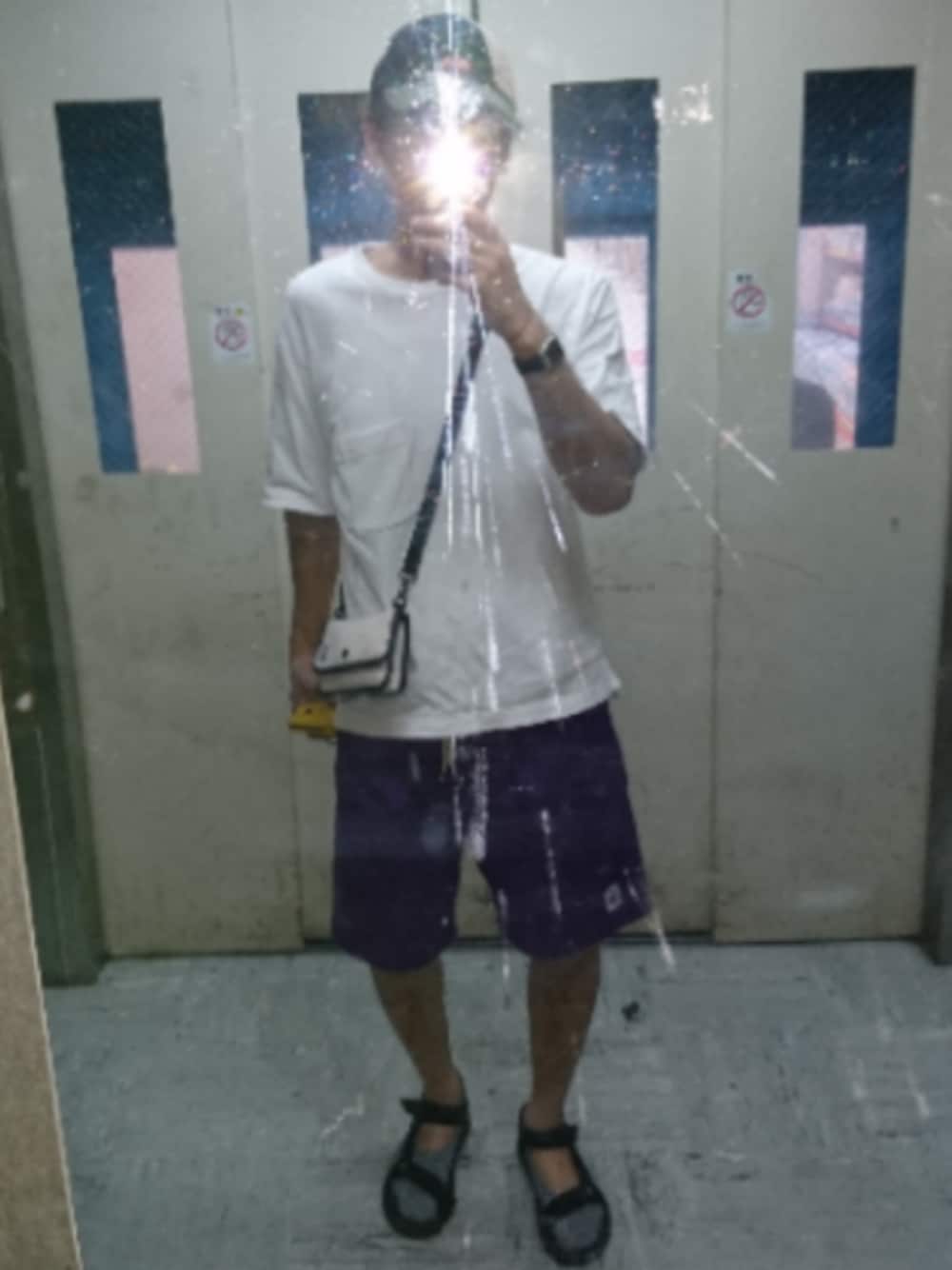 「今日のコーデ、ビッグシルエット、白Tシャツ、スポーツサンダル、サンダルに靴下、CHUMS、フェススタイル、キャップ、ショルダーバッグ、ショートパンツ」｜「CHARMSのアイテム（ショルダーバッグ、ホワイト系）」を使った、かっしーさん（メンズ・183cm）の夏コーディネートの1枚目の写真