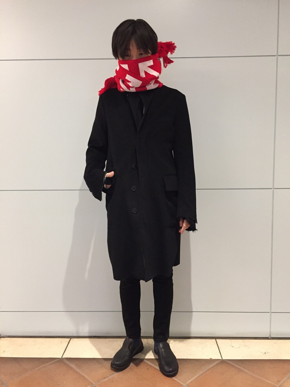 「off white、GUIDI、TAKAHIROMIYASHITA The SoloIst. 、DIET BUTCHER SLIM SKIN」｜「off whiteのOFF WHITE 『DIAG + ARROWS』マフラー（マフラー、レッド系）」を使った、fujisakiさん（メンズ・172cm）の冬コーディネートの1枚目の写真