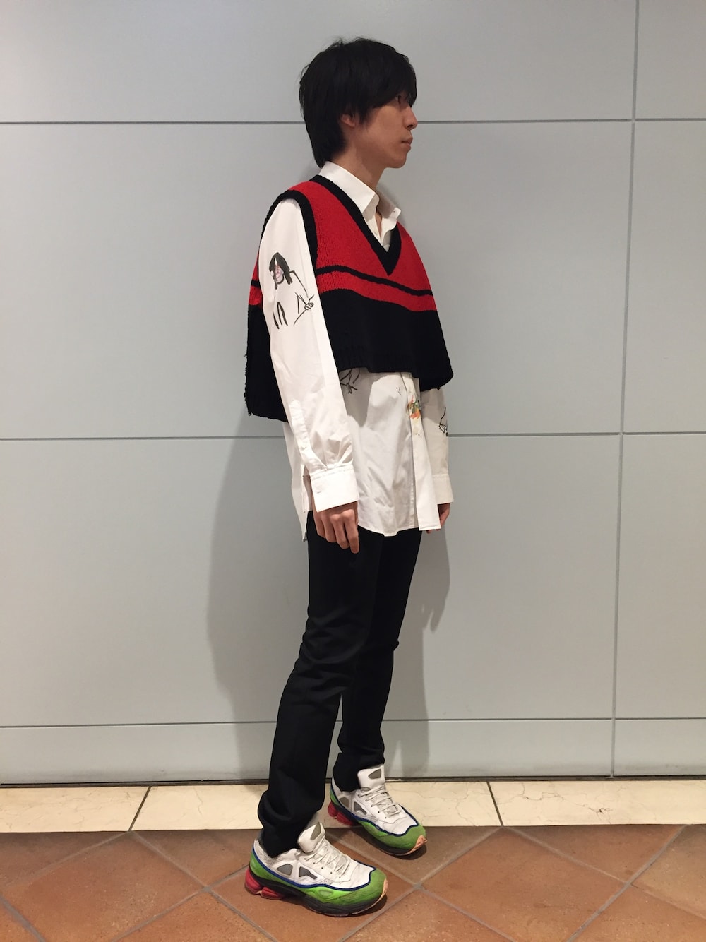 「RAF SIMONS、ROBERT MAPPLETHORPE、2017ss」｜「RAF SIMONSのアイテム（ベスト、レッド系）」を使った、fujisakiさん（メンズ・172cm）の冬コーディネートの1枚目の写真