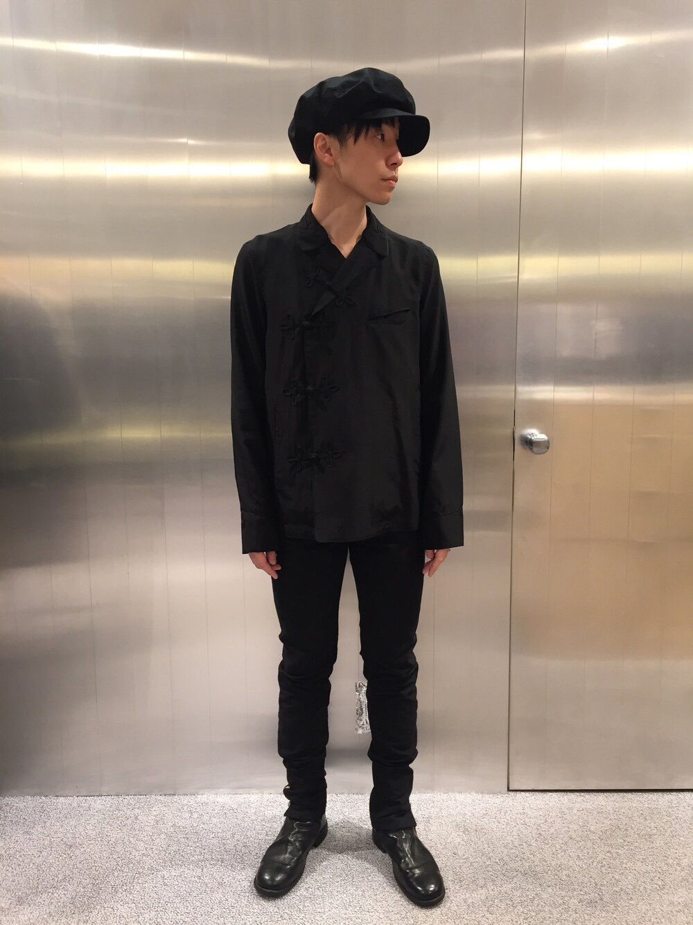 「KIJIMA TAKAYUKI、TAKAHIROMIYASHITA The SoloIst. 、SKOLOCT、ハイ！チャイナ！」｜「KIJIMA TAKAYUKIのKIJIMA TAKAYUKI 2WAYベレーキャスケット（キャスケット、ブラック系）」を使った、fujisakiさん（メンズ・172cm）の春コーディネートの1枚目の写真
