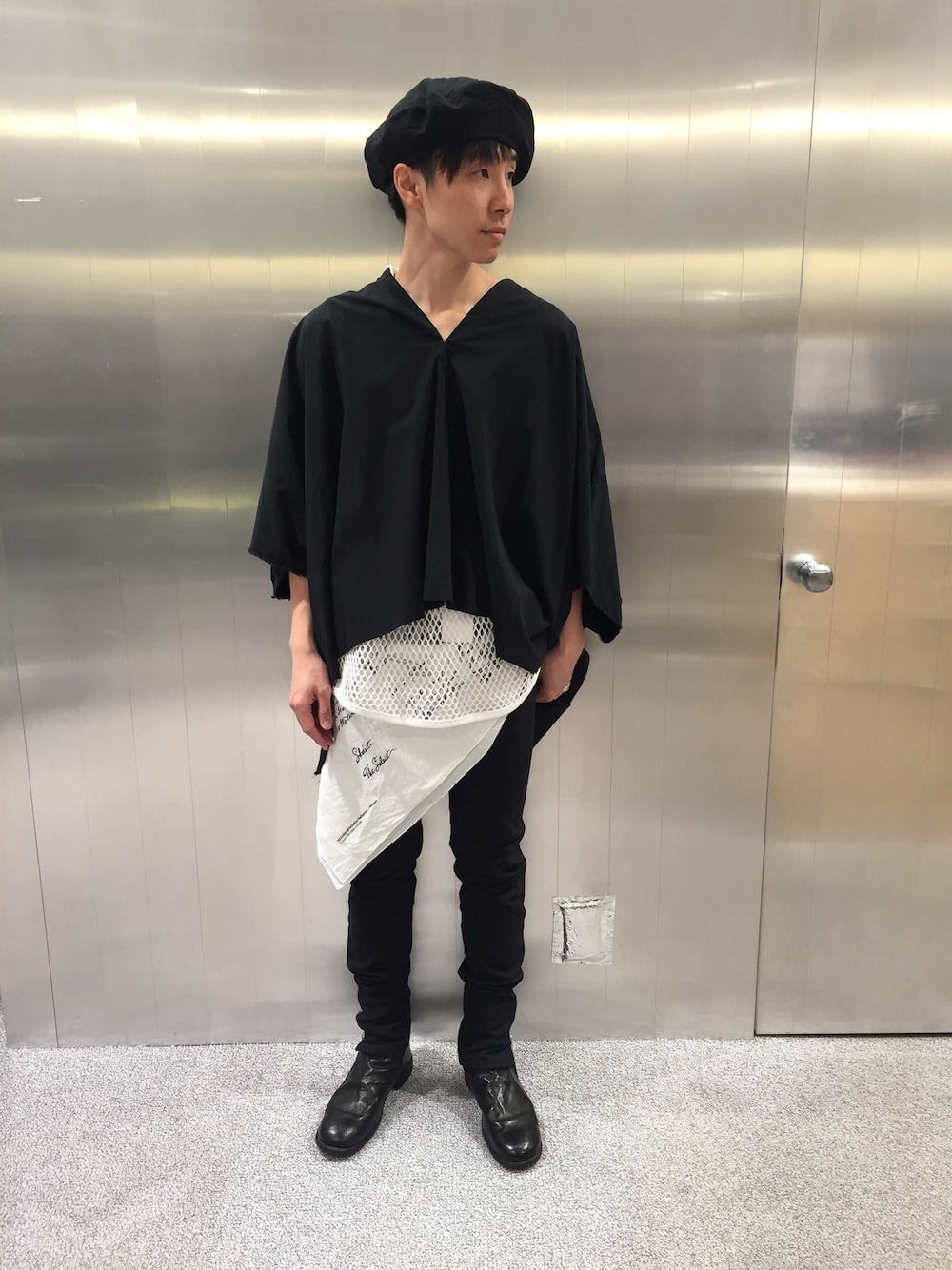 「KIJIMA TAKAYUKI、TAKAHIROMIYASHITA The SoloIst. 、JOHN LAWRENCE SULLIVAN、GUIDI、ポンチョ、ポエティック、ジブリ感」｜「KIJIMA TAKAYUKIのKIJIMA TAKAYUKI リネンベレー帽（ハンチング/ベレー帽、ブラック系）」を使った、fujisakiさん（メンズ・172cm）の春コーディネートの1枚目の写真