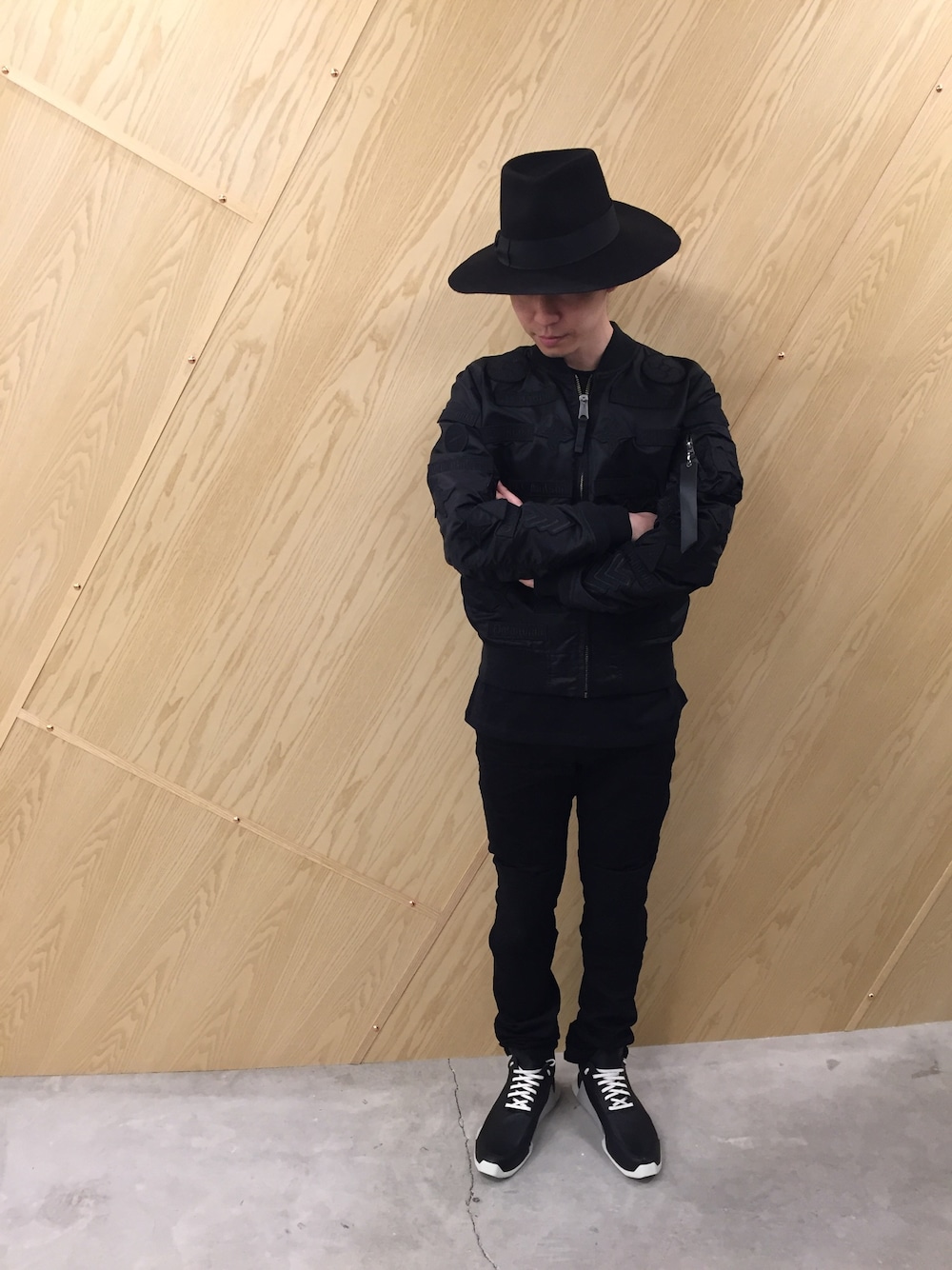 「reinhard plank、MARCELO BURLON、RickOwens×adidas、オトナカジュアル、ゆるコーデ、カジュアル、きれいめカジュアル、雨の日コーデ、モード、ストリート」｜「Reinhard PlankのREINHARD PLANK 『NANA /LAPIN VELOUR』ハット（ハット、ブラック系）」を使った、fujisakiさん（メンズ・172cm）の春コーディネートの1枚目の写真