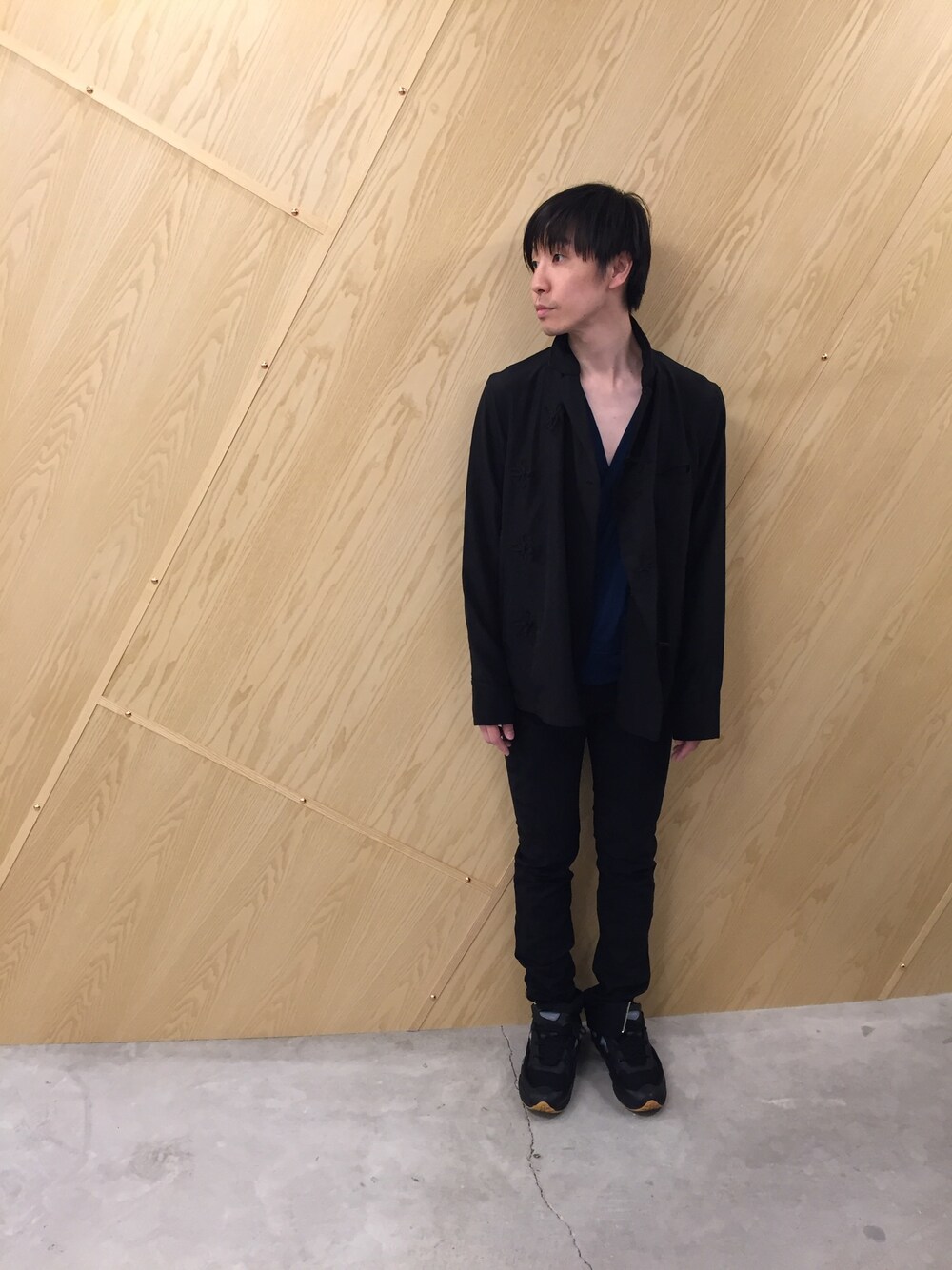 「TAKAHIROMIYASHITATheSoloIst.、カンフージャケット、はるコーデ、オトナカジュアル、休日スタイル、カジュアル、ラフ、シンプルコーデ、黒、street」｜「TAKAHIROMIYASHITATheSoloIst.のアイテム（トップス、ブルー系）」を使った、fujisakiさん（メンズ・172cm）の春コーディネートの1枚目の写真