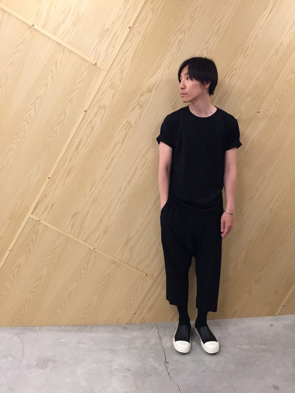 「RICK OWENS、TAKAHIROMIYASHITATheSoloIst.、シンプルコーデ、夏、ゆるコーデ、ootd、春コーデ、ワントーンコーデ」｜「TAKAHIROMIYASHITATheSoloIst.のTAKAHIRO MIYASHITA The SoloIst. ロールアップクルーネックTシャツ（Tシャツ/カットソー、ブラック系）」を使った、fujisakiさん（メンズ・172cm）の夏コーディネートの1枚目の写真