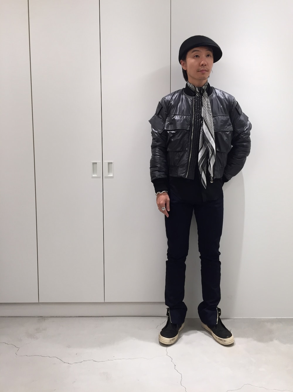 「TAKAHIROMIYASHITA The SoloIst. 、2017AW」｜「TAKAHIROMIYASHITATheSoloIst.のアイテム（ジャケット/アウター、ブラック系）」を使った、fujisakiさん（メンズ・172cm）の秋コーディネートの1枚目の写真