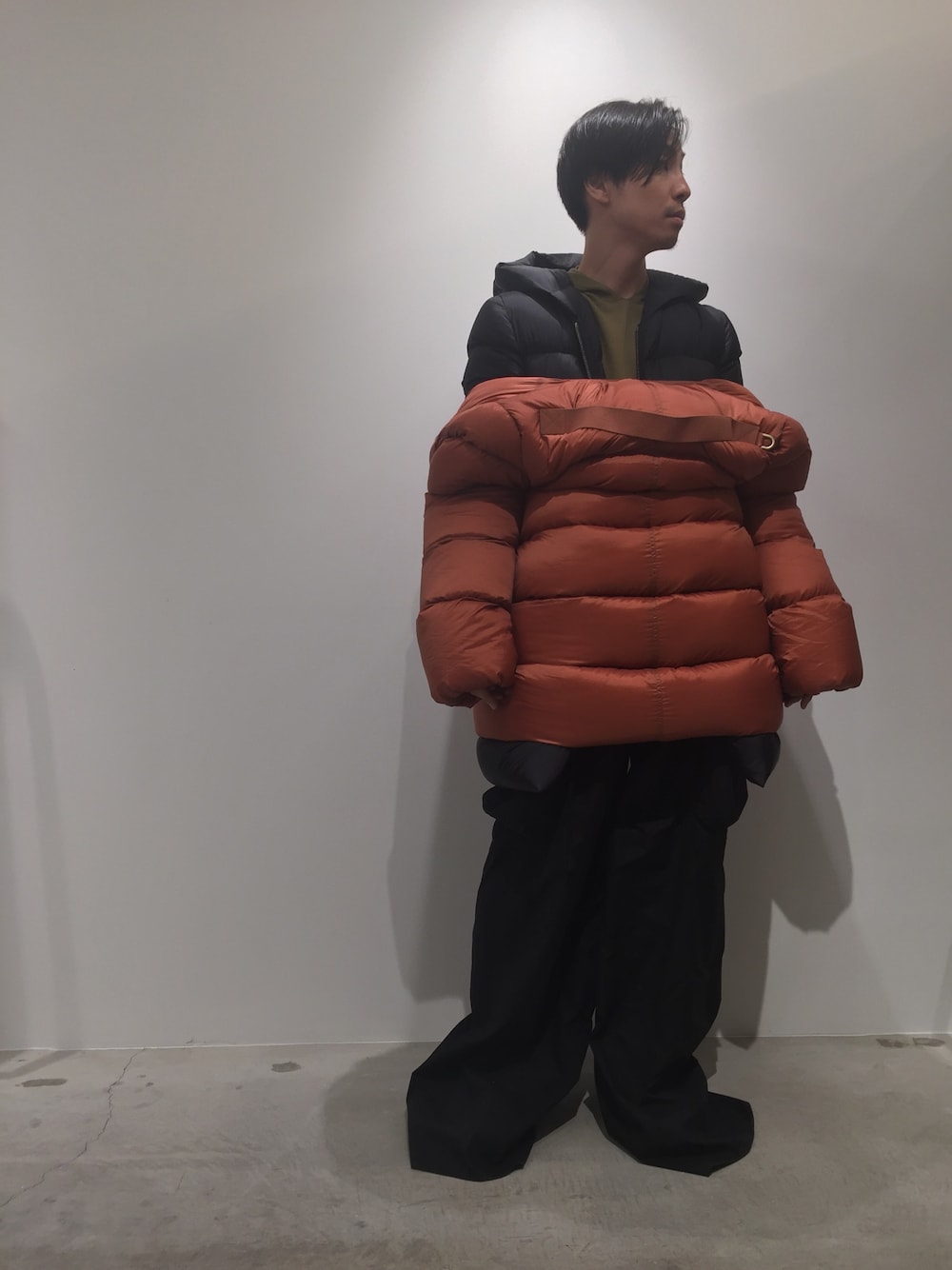 「RICK OWENS、2017AW」｜「Rick Owensのアイテム（ダウンジャケット/コート、ブラック系）」を使った、fujisakiさん（メンズ・172cm）の秋コーディネートの1枚目の写真