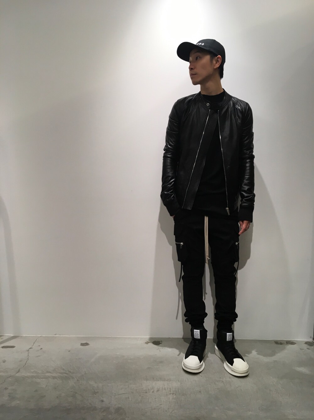 「RICK OWENS、RickOwens×adidas、INTARSIA、CARGO JOG、MASTODON LOW」｜「DRESSEDUNDRESSEDのDRESSEDUNDRESSED 『CONTROL』キャップ（キャップ、ブラック系）」を使った、fujisakiさん（メンズ・172cm）の秋コーディネートの1枚目の写真