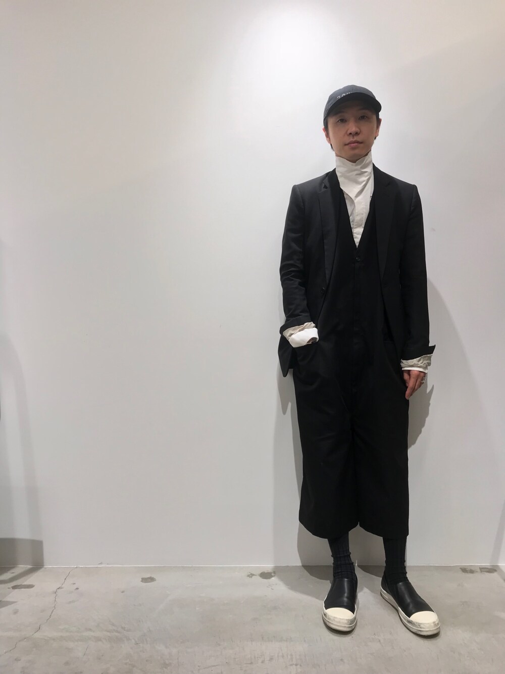 「RICK OWENS、2017AW、SOFT BLAZER」｜「DRESSEDUNDRESSEDのDRESSEDUNDRESSED 『CONTROL』キャップ（キャップ、ブラック系）」を使った、fujisakiさん（メンズ・172cm）の秋コーディネートの1枚目の写真