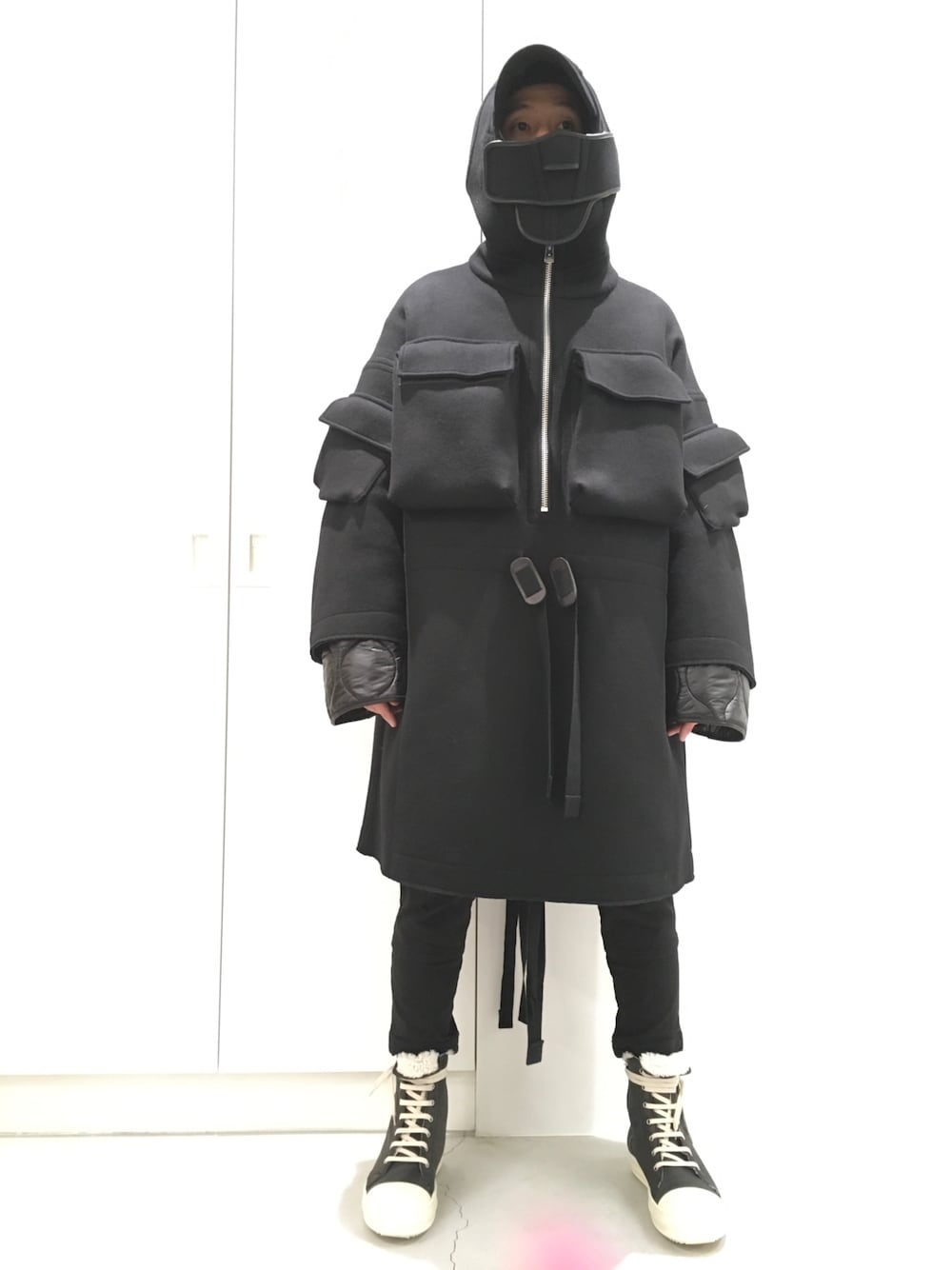 「TAKAHIROMIYASHITATheSoloIst.、2017AW、冬コーデ、カジュアル、黒、ブーツ、パーカー、お洒落さんとつながりたい、デニムパンツ、タートルネックニット」｜「TAKAHIROMIYASHITATheSoloIst.のアイテム（ジャケット/アウター、ブラック系）」を使った、fujisakiさん（メンズ・172cm）の秋コーディネートの1枚目の写真