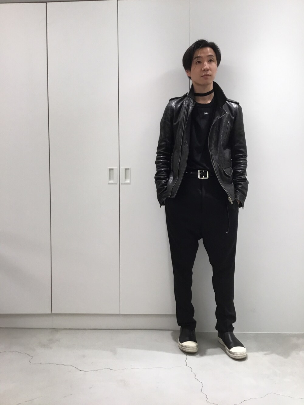 「OFF-WHITE、18ss、初体験」｜「off whiteのアイテム（Tシャツ/カットソー、ブラック系）」を使った、fujisakiさん（メンズ・172cm）の冬コーディネートの1枚目の写真