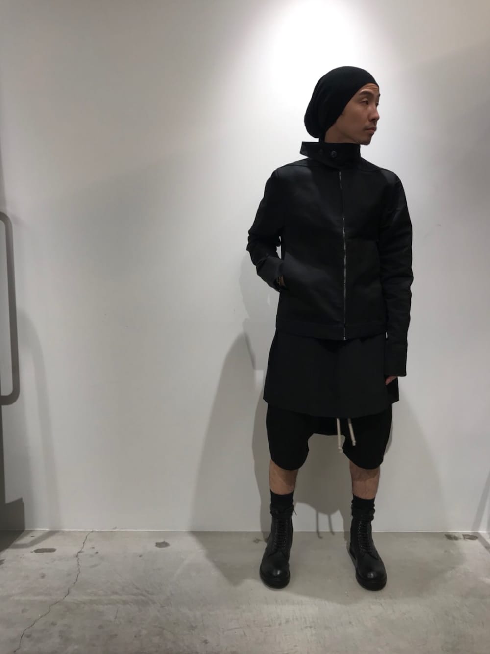 「RICK OWENS、18ss、brotherhood、dirt」｜「Rick Owensのアイテム（ニットキャップ/ビーニー、ブラック系）」を使った、fujisakiさん（メンズ・172cm）の冬コーディネートの1枚目の写真