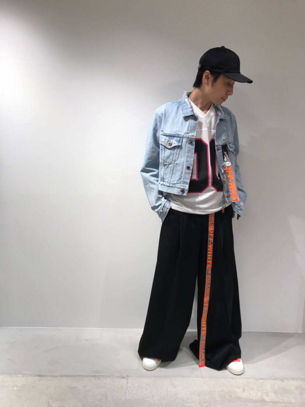「OFF-WHITE c/o VIRGIL ABLOH、18ss」｜「KIJIMA TAKAYUKIのKIJIMA TAKAYUKI キャップ（キャップ、ブラック系）」を使った、fujisakiさん（メンズ・172cm）の冬コーディネートの1枚目の写真
