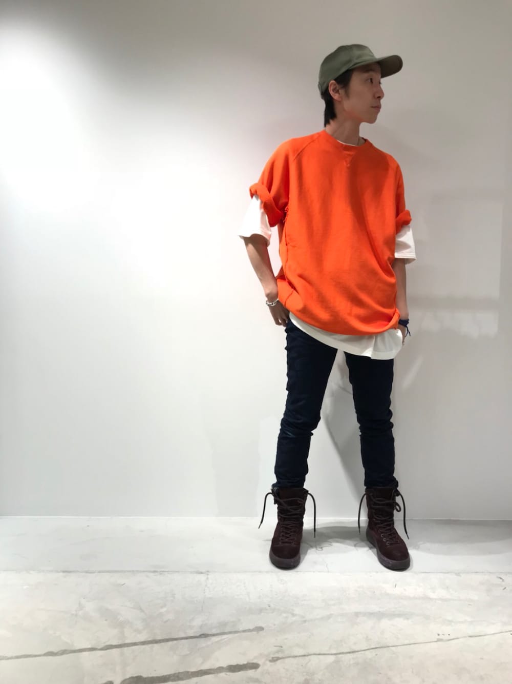 「TAKAHIROMIYASHITA The SoloIst. 、yeezy、KIJIMA TAKAYUKI x MIDWEST」｜「KIJIMA TAKAYUKIのKIJIMA TAKAYUKI キャップ（キャップ、ブラウン系）」を使った、fujisakiさん（メンズ・172cm）の春コーディネートの1枚目の写真