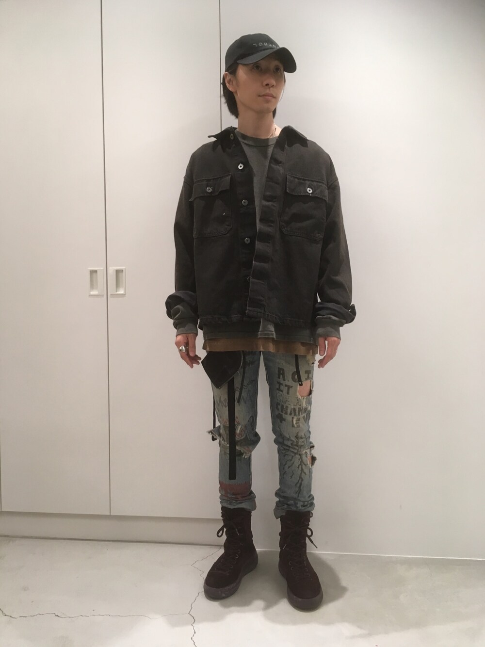 「yeezy、SEASON 6、calabasas」｜「DRESSEDUNDRESSEDのDRESSEDUNDRESSED 『CONTROL』キャップ（キャップ、ブラック系）」を使った、fujisakiさん（メンズ・172cm）の春コーディネートの1枚目の写真