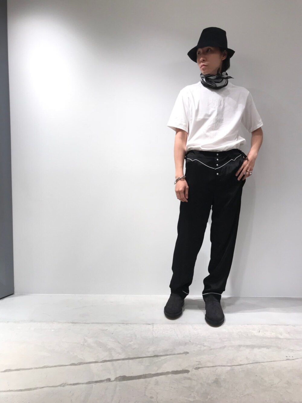 「TAKAHIROMIYASHITA The SoloIst. 、AT TOKYO」｜「Yeezyのアイテム（シューズ、ブラック系）」を使った、fujisakiさん（メンズ・172cm）の春コーディネートの1枚目の写真