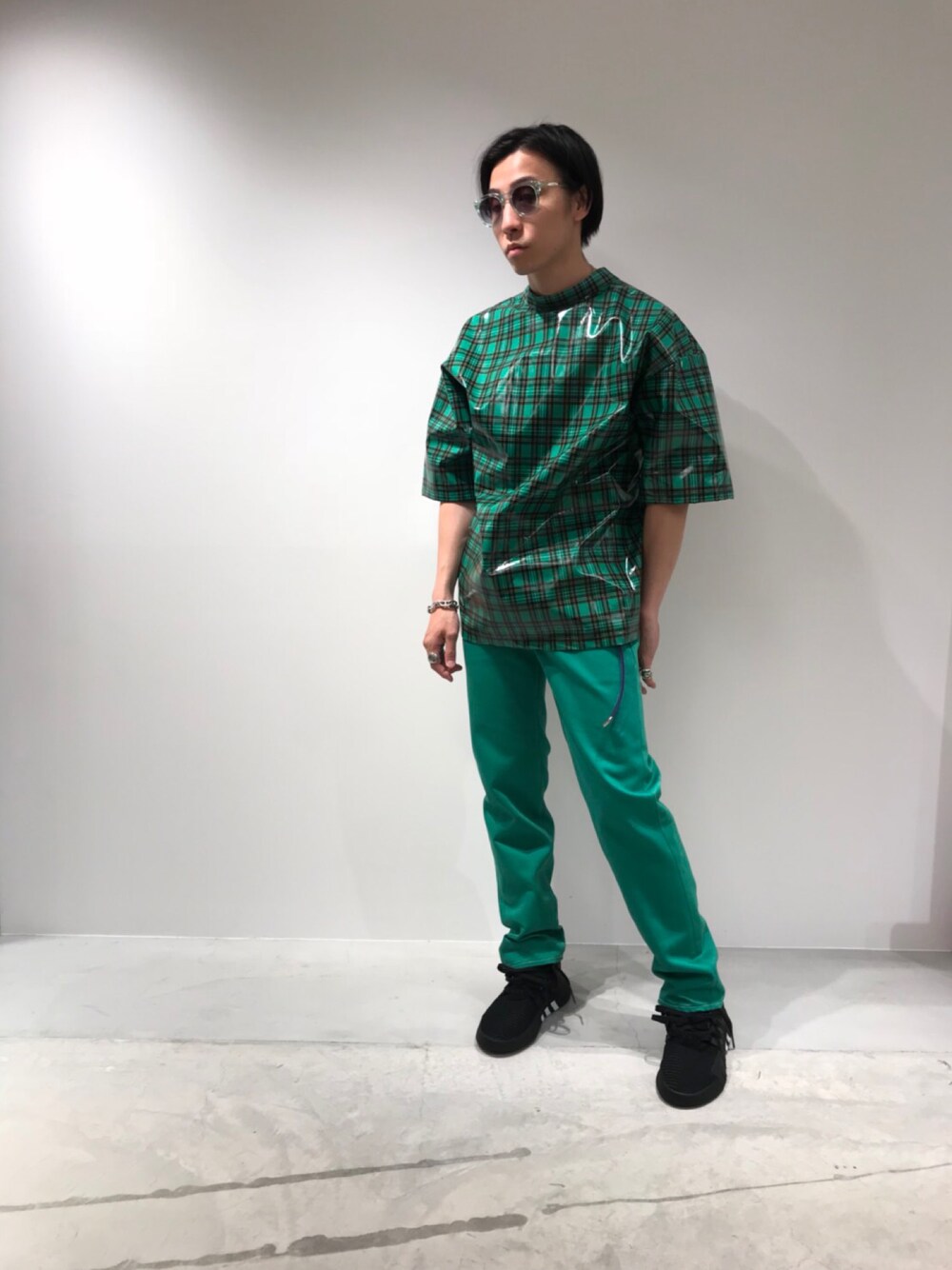 ブラック系のスニーカー、グリーン系のデニムパンツ、グリーン系のシャツ/ブラウスを着用したメンズの春コーディネートの1枚目の写真