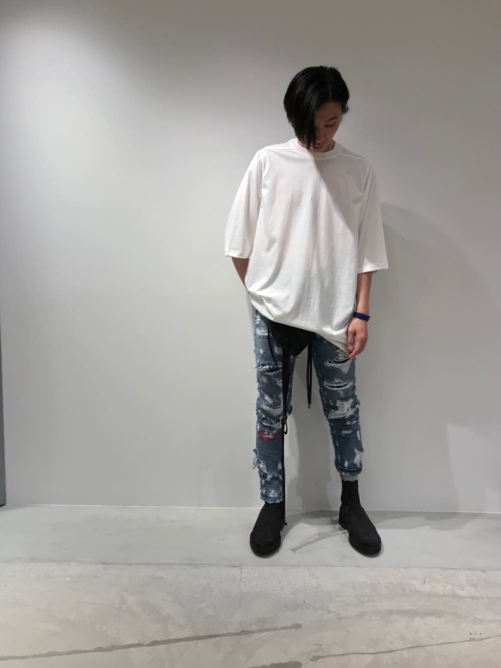「OFF-WHITE c/o VIRGIL ABLOH、yeezy、SEASON 6」｜「Yeezyのアイテム（ブーツ、ブラック系）」を使った、fujisakiさん（メンズ・172cm）の夏コーディネートの1枚目の写真