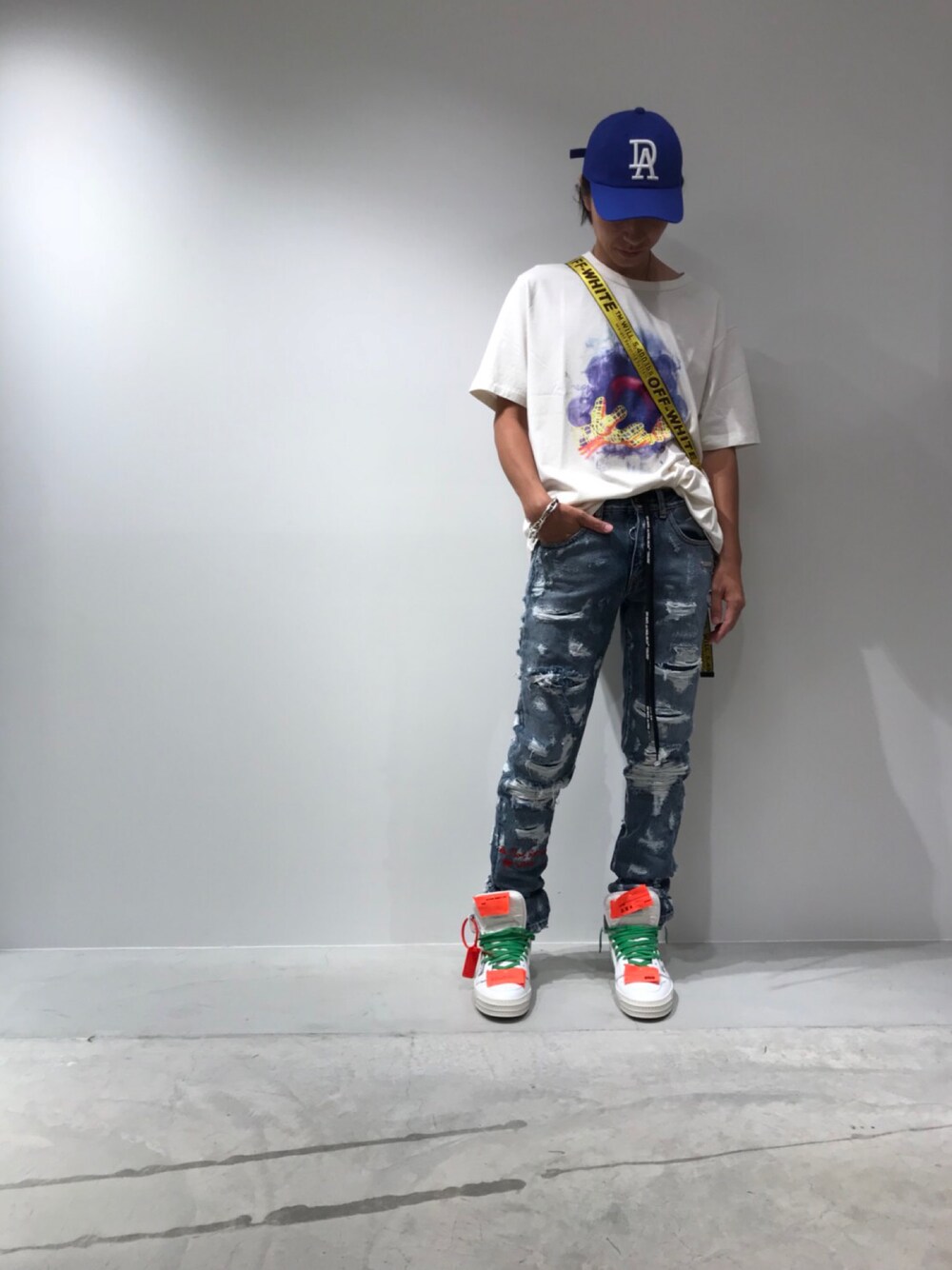 「OFF-WHITE c/o VIRGIL ABLOH、2018ＡＷ、MAIN」｜「off whiteのアイテム（Tシャツ/カットソー、ホワイト系）」を使った、fujisakiさん（メンズ・172cm）の夏コーディネートの1枚目の写真