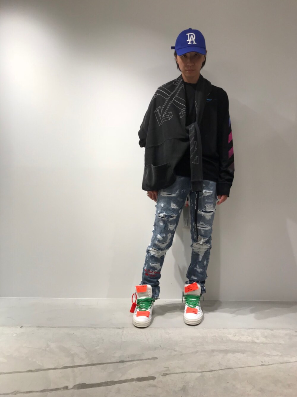 「OFF-WHITE c/o VIRGIL ABLOH、2018ＡＷ」｜「CHRISTIAN DADAのCHRISTIAN DADA ロゴエンブロイダリーベースボールキャップ（キャップ、ブルー系）」を使った、fujisakiさん（メンズ・172cm）の夏コーディネートの1枚目の写真