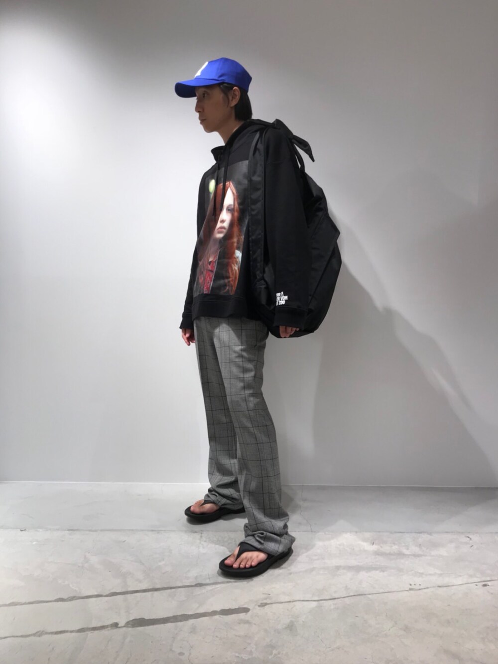 「RAF SIMONS、2018ＡＷ」｜「CHRISTIAN DADAのCHRISTIAN DADA ロゴエンブロイダリーベースボールキャップ（キャップ、ブルー系）」を使った、fujisakiさん（メンズ・172cm）の夏コーディネートの1枚目の写真