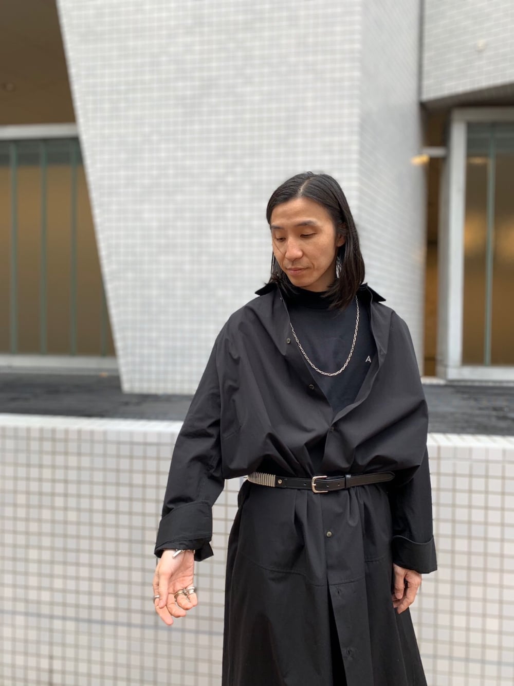 「STAY HOME、オンラインを宜しくね」｜「thのアイテム（シャツ/ブラウス、ブラック系）」を使った、fujisakiさん（メンズ・172cm）の春コーディネートの1枚目の写真