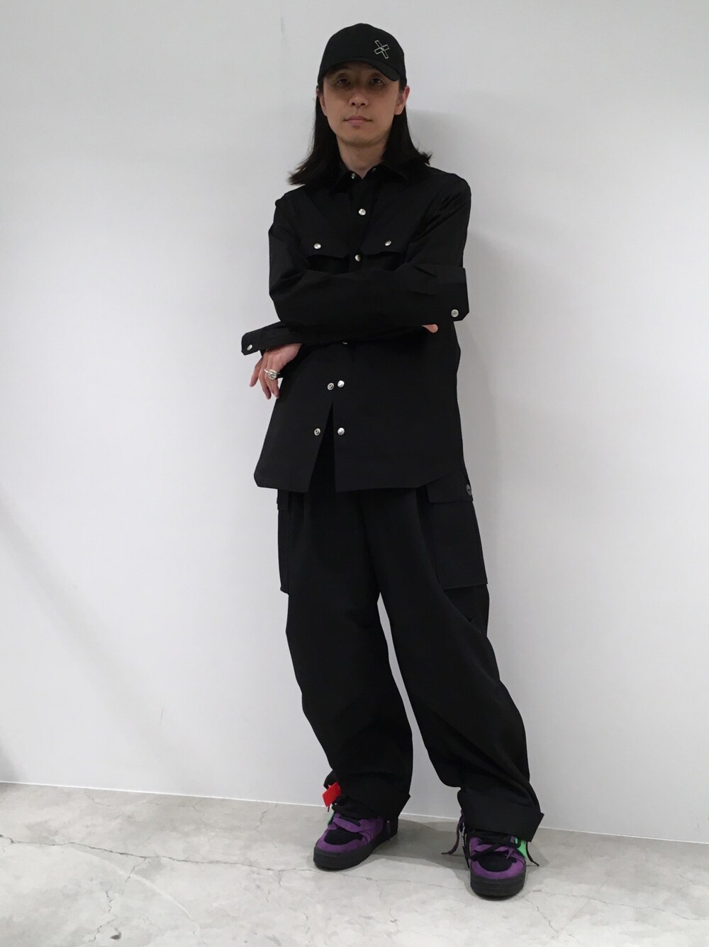 「コロナに負けない、オンラインを宜しくね」｜「off whiteのアイテム（スニーカー、ブラック系）」を使った、fujisakiさん（メンズ・172cm）の春コーディネートの1枚目の写真