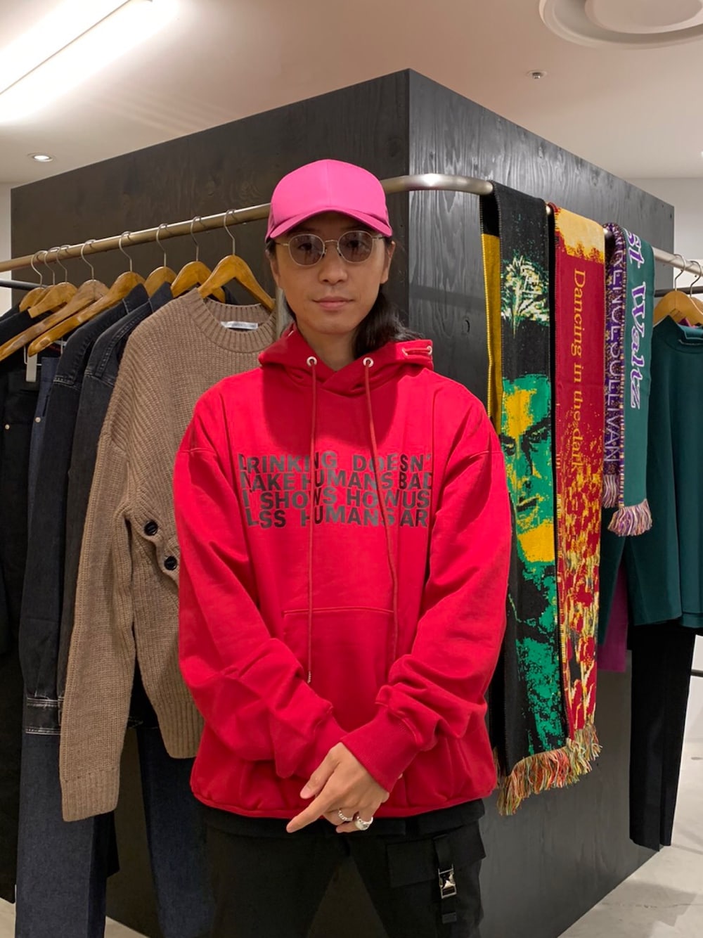 「JOHN LAWRENCE SULLIVAN、シンプルコーデ、きれいめカジュアル、カジュアルコーデ、リラックススタイル」｜「JOHN LAWRENCE SULLIVANのPRINTED SWEAT HOODIE（パーカー、レッド系）」を使った、fujisakiさん（メンズ・172cm）の秋コーディネートの1枚目の写真