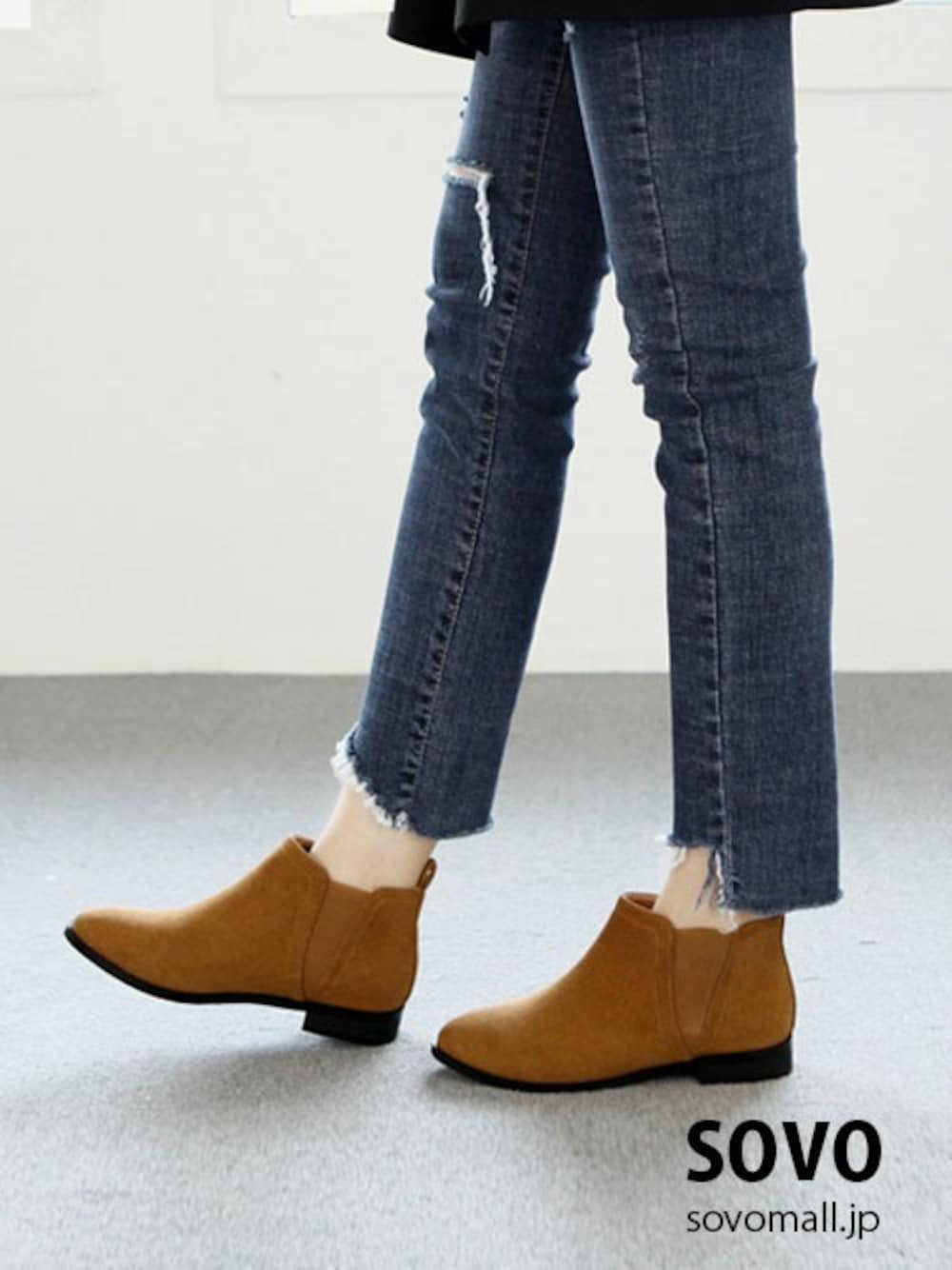 ベージュ系のブーツを着用したレディースの秋コーディネートの1枚目の写真