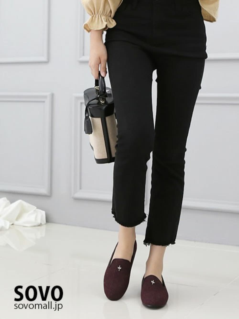 ブラウン系のパンプスを着用したレディースの秋コーディネートの1枚目の写真