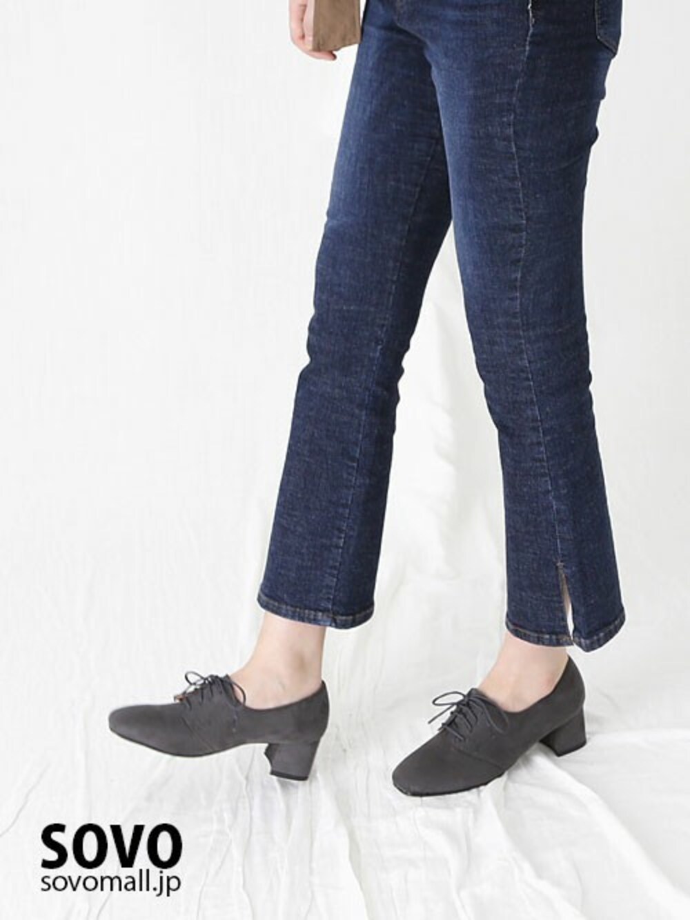 グレー系のローファーを着用したレディースの秋コーディネートの1枚目の写真