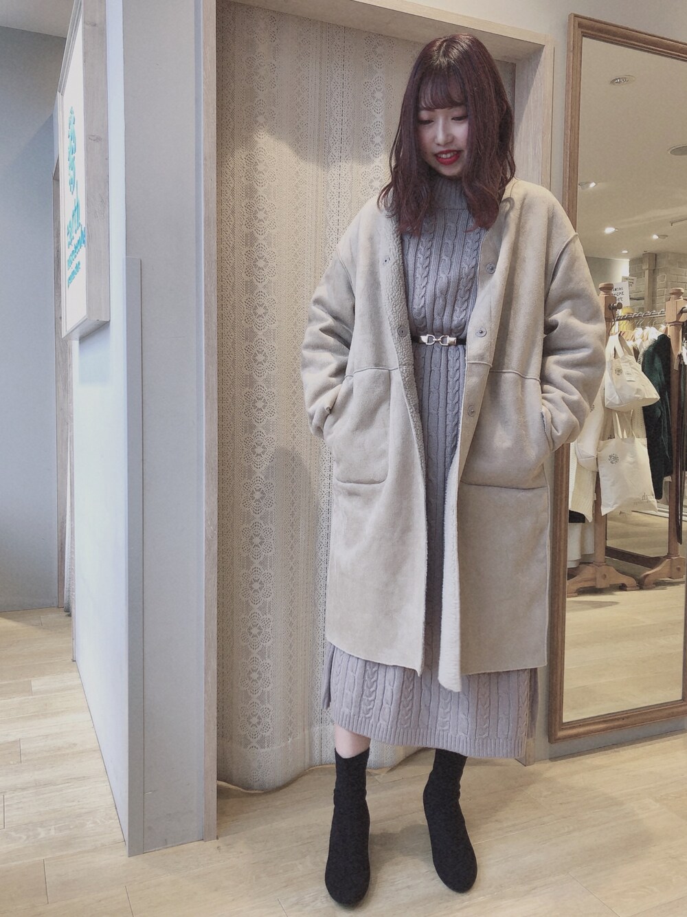 「シンプルコーデ、冬コーデ、ニットワンピース、ケーブルニット、ガーリー、ブーツ、ボア、ボアコート」｜「earth music&ecologyのハイネックケーブルニットワンピース（ワンピース、ピンク系）」を使った、mikaさん（レディース・157cm）の秋コーディネートの1枚目の写真