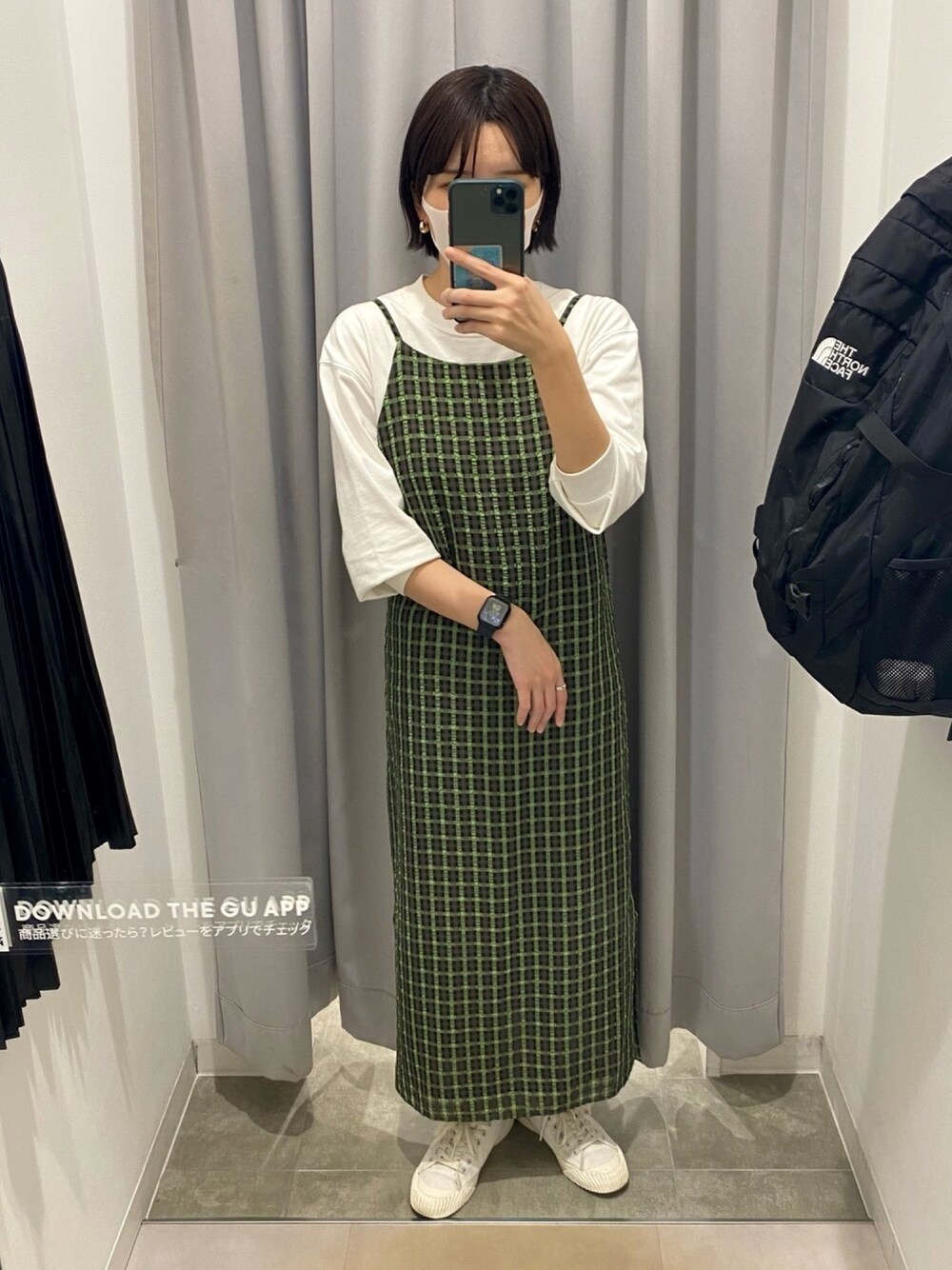「GU、GUコーデ、ohotoro、白スニーカー、プチプラコーデ、Apple Watch、チェックワンピース、UNIQLO U、ユニクロ、ユニクロコーデ」｜「UNIQLOのクルーネックＴ（長袖）（Tシャツ/カットソー、ホワイト系）」を使った、ayu さん（レディース・160cm）の秋コーディネートの1枚目の写真