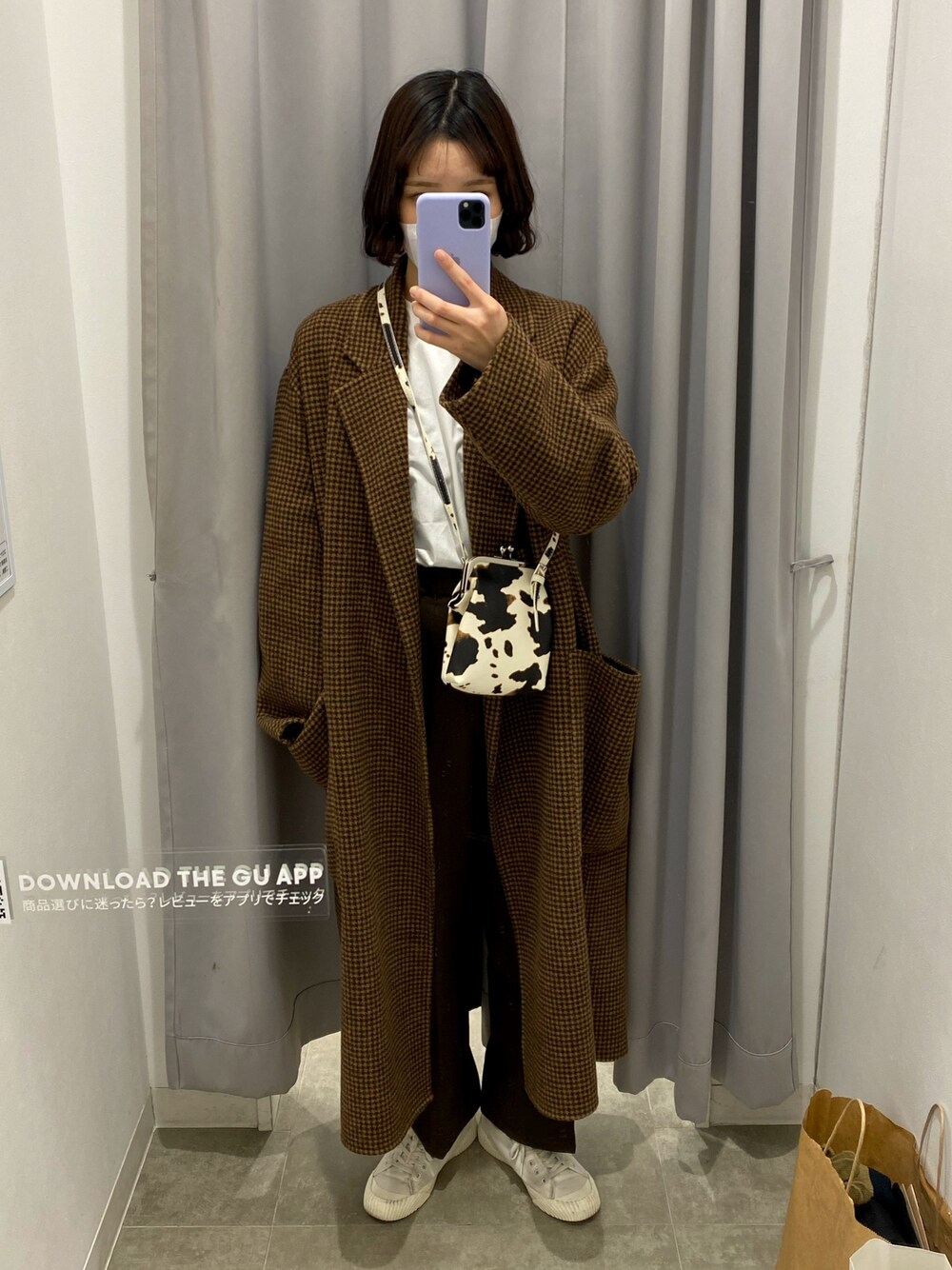 「牛柄、TODAYFUL、チェックコート、GU、GUコーデ、白スニーカー、ohotoro、ブラウン、ブラウンコーデ、プチプラ」｜「no brandのアイテム（シャツ/ブラウス、ホワイト系）」を使った、ayu さん（レディース・160cm）の冬コーディネートの1枚目の写真