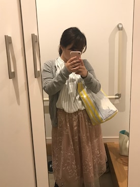「ikka（イッカ）のアイテム（シャツ/ブラウス、グレー系）」を使った、kiyaさん（レディース）の春コーディネート
