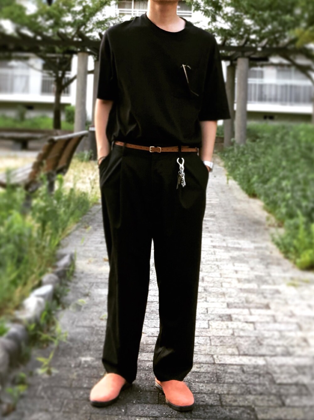 「夏のワントーンコーデ、ゆるコーデ、黒、ビックシルエット、オーバーサイズ、お洒落さんとつながりたい、タックイン、シンプルコーデ、ワントーンコーデ、ワイドパンツ」｜「STUDIOUSの【ZOZO限定】STUDIOUS オーバーサイズコーマポケットT（Tシャツ/カットソー、ブラック系）」を使った、ばやんさん（メンズ・170cm）の夏コーディネートの1枚目の写真