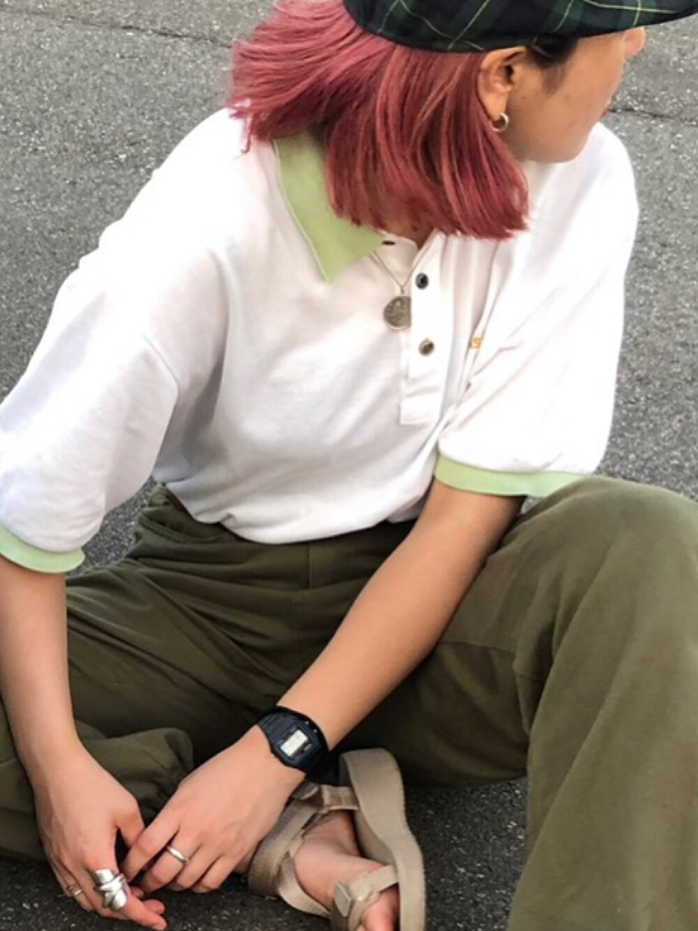 「古着、ハンチング、カーゴパンツ、ポロシャツ、ストリートMIX、夏コーデ、パンツスタイル」｜「CLASSICのアイテム（ポロシャツ、ホワイト系）」を使った、YUKAさん（レディース・160cm）の夏コーディネートの1枚目の写真