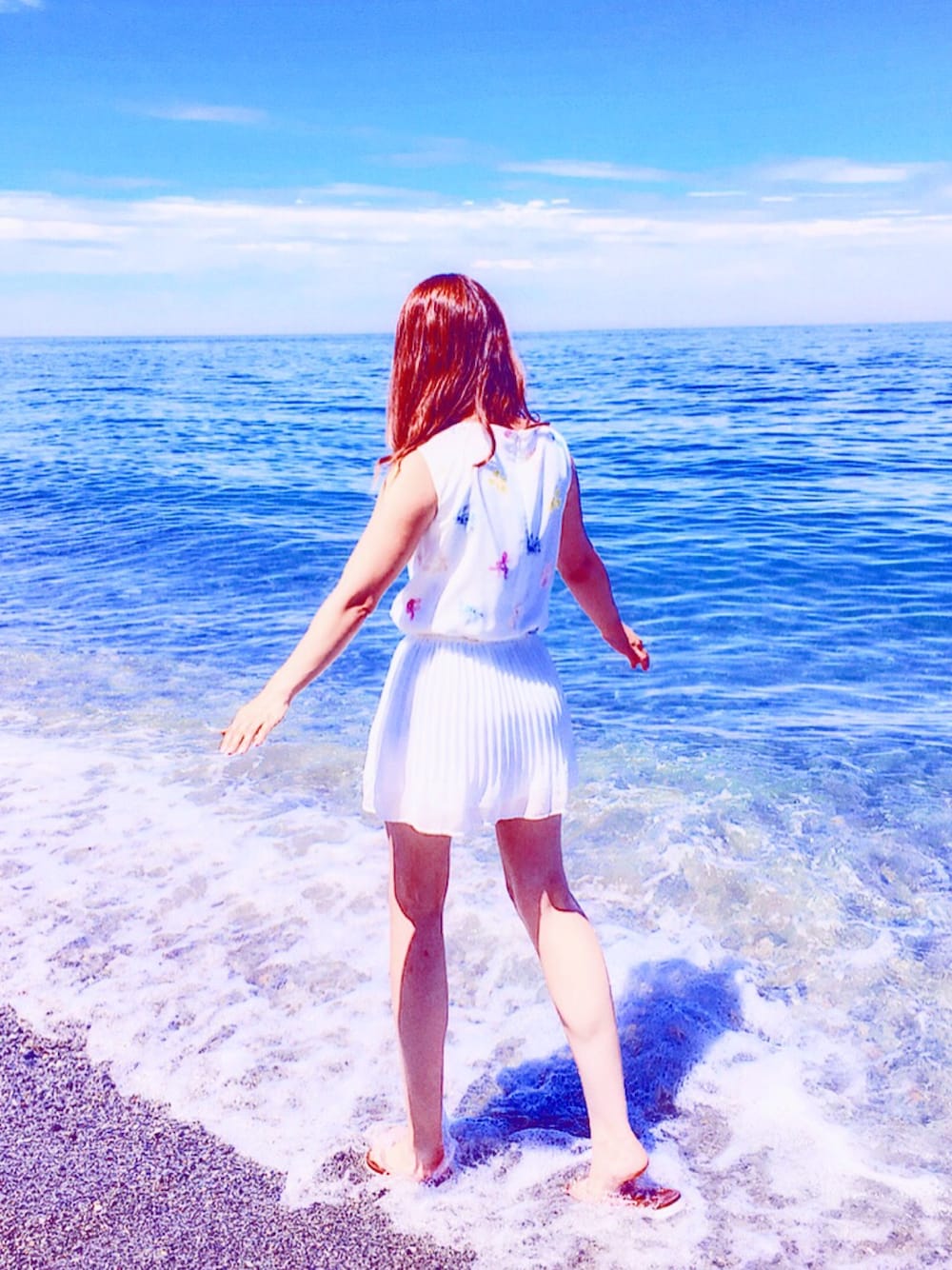 「海、海コーデ、ワンピース、ヒラヒラ、海辺、夏の終わり、思い出」｜「ミシェルマカロンのアイテム（ワンピース/ドレス、ホワイト系）」を使った、chikaさん（レディース・165cm）の秋コーディネートの1枚目の写真