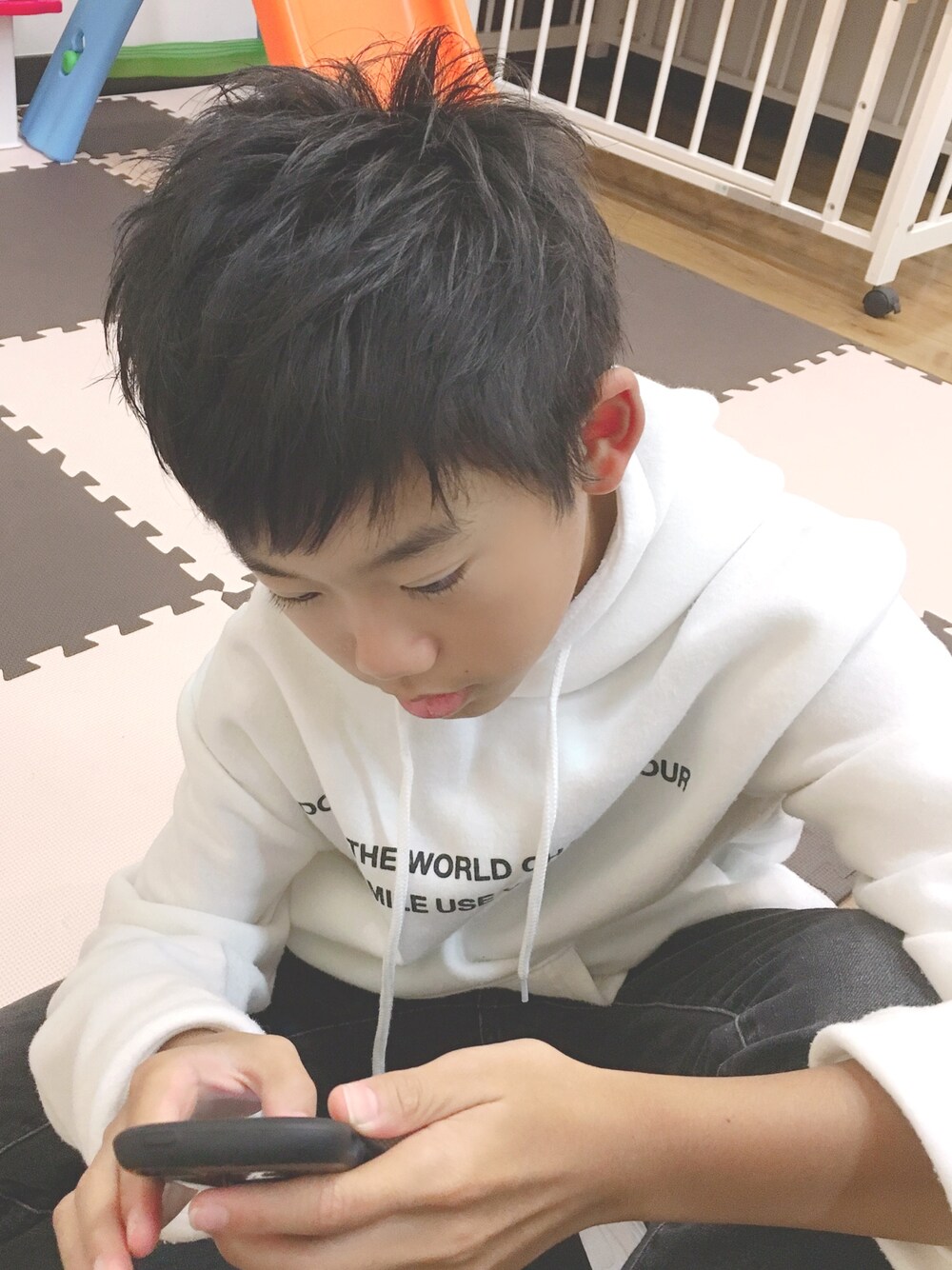 「シンプルコーデ、ショップリスト、息子コーデ、休日スタイル、フード付き、トレーナー、裏起毛、中学生、プチプラ、メンズサイズ」｜「no brandのアイテム（パーカー、ホワイト系）」を使った、chikaさん（レディース・165cm）の冬コーディネートの1枚目の写真