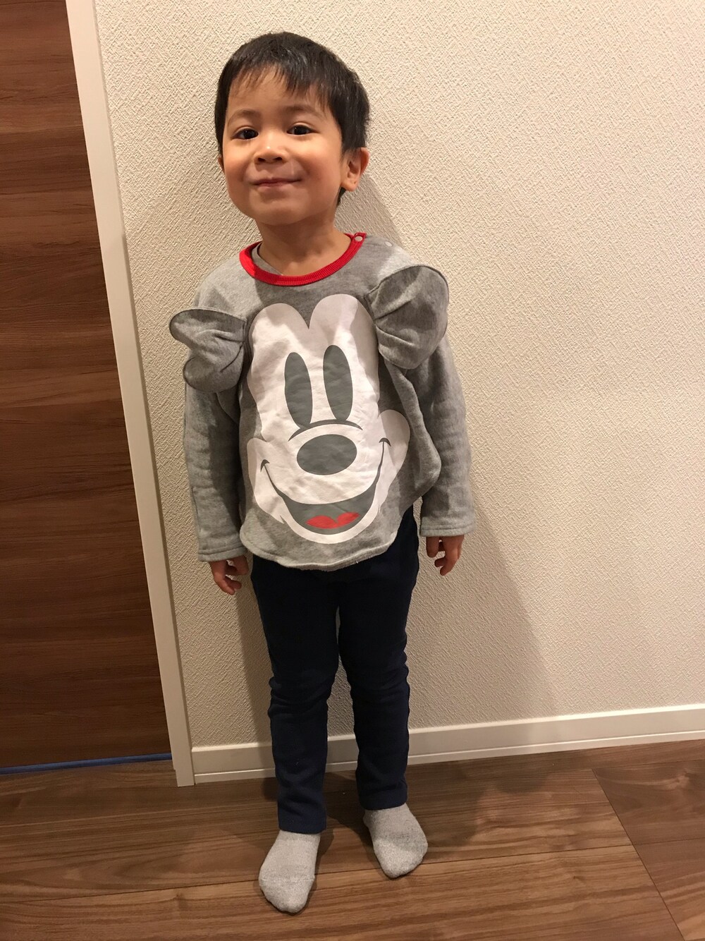 「Disneyのアイテム（スウェット、グレー系）」を使った、Kappaさん（キッズ・100cm）の春コーディネートの1枚目の写真