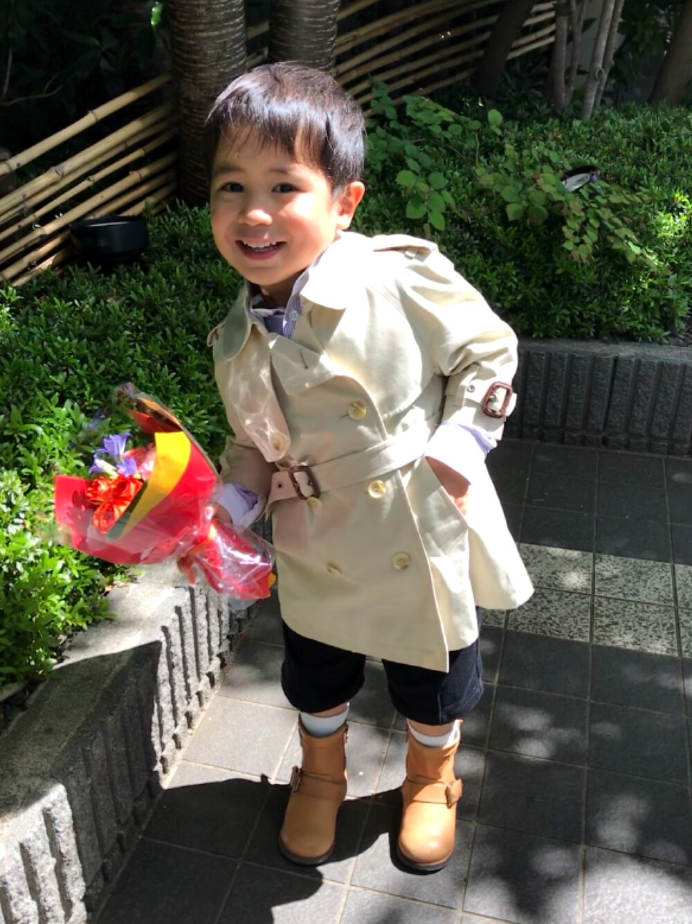 「BURBERRYのアイテム（トレンチコート、ベージュ系）」を使った、Kappaさん（キッズ・100cm）の春コーディネートの1枚目の写真