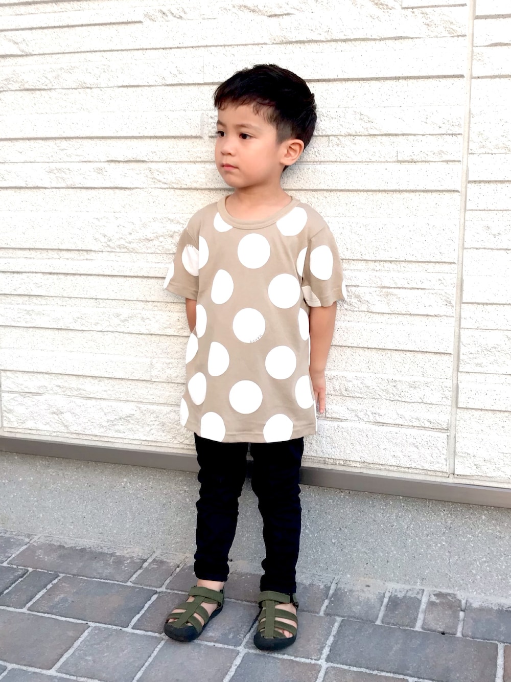「プチプラ、むすこーで、水玉男子、水玉コーデ、スキニーパンツ、スキニーコーデ、4歳0ヶ月、2ブロック」｜「GLOBAL WORKの【キッズ】ドライプリントTEE半袖/825578（Tシャツ/カットソー、ブラウン系）」を使った、Kappaさん（キッズ・100cm）の夏コーディネートの1枚目の写真