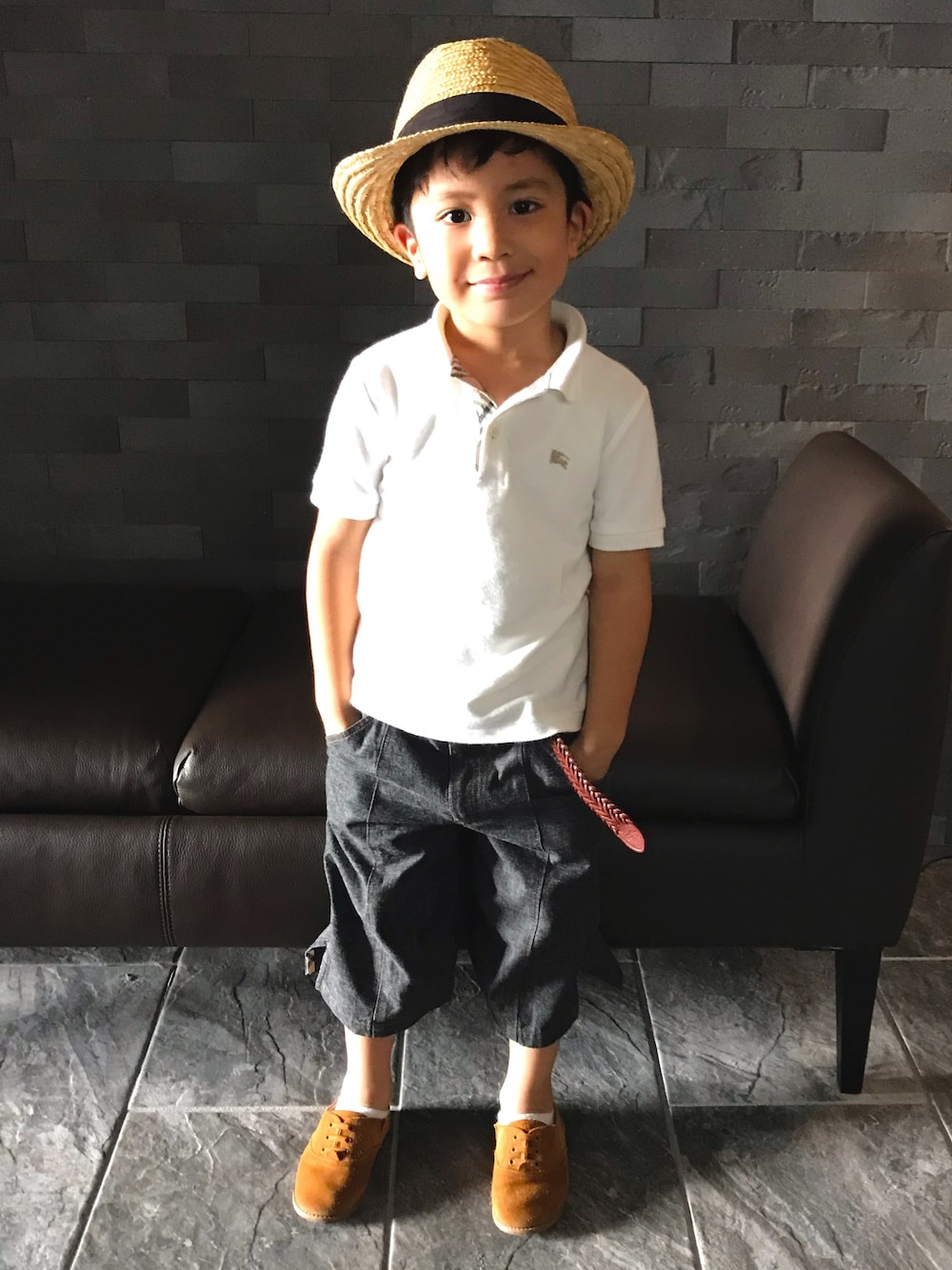 「キッズファッション、夏コーデ、白ポロシャツ、ガウチョパンツ 黒、むぎわら帽子」｜「BURBERRYのBurberry BURBERRY Polo shirt（ポロシャツ、ホワイト系）」を使った、Kappaさん（キッズ・100cm）の夏コーディネートの1枚目の写真