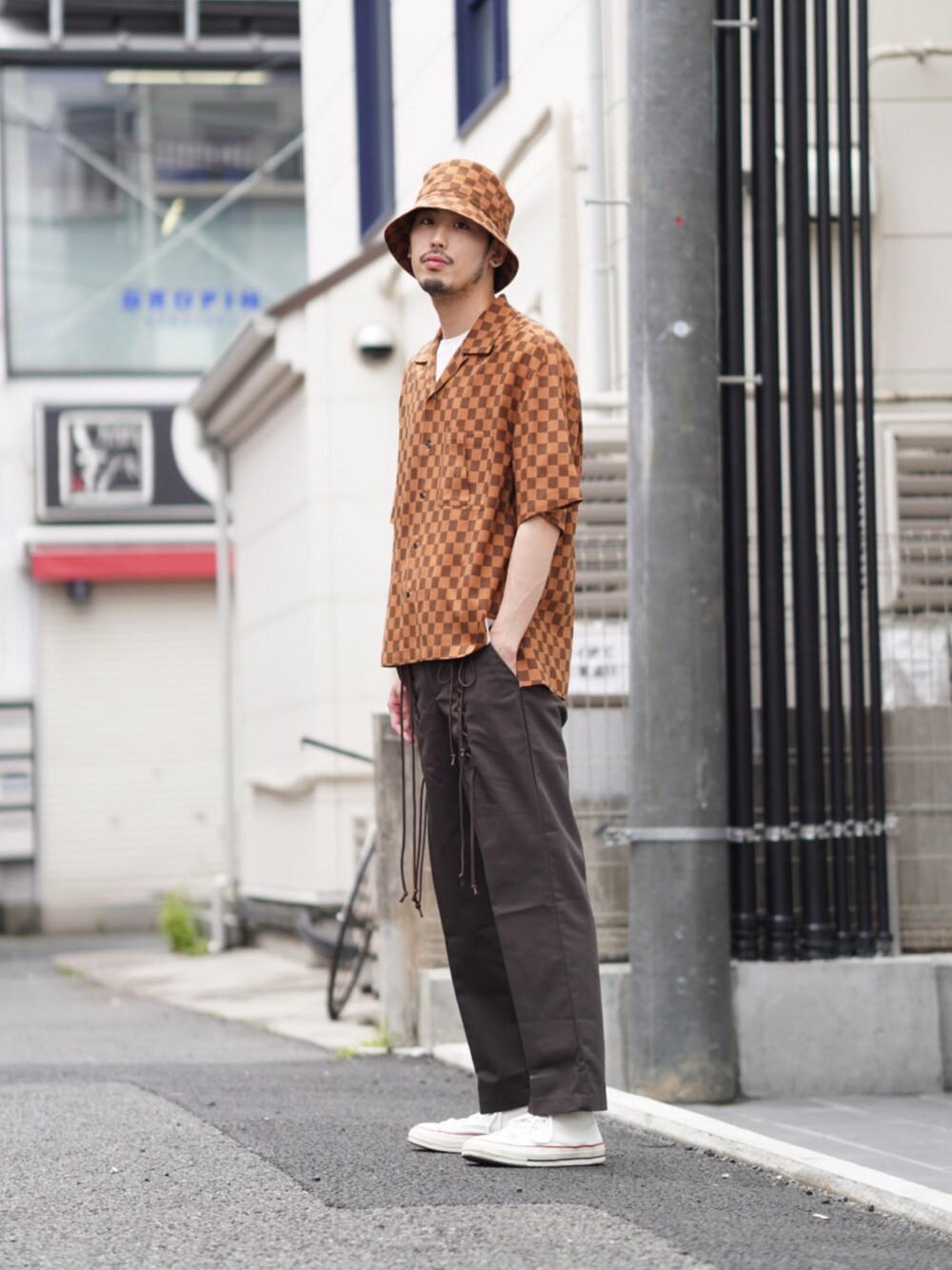 「春夏コーデ、柄シャツ、柄物、ブラウンコーデ、ストリートMIX」｜「Name.のアイテム（シャツ/ブラウス、ブラウン系）」を使った、JIONさん（メンズ・185cm）の春コーディネートの1枚目の写真