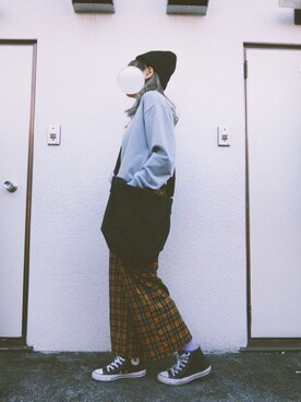 「アイテム（チノパンツ、オレンジ系）」を使った、徐鸦鸦さん（レディース・165cm）の冬コーディネート