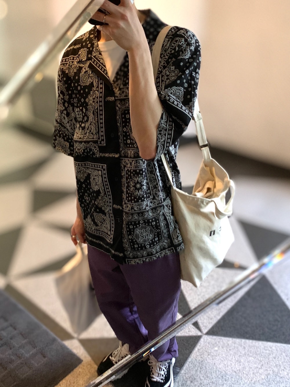 ブラック系のシャツ/ブラウス、パープル系のパンツ、ホワイト系のトートバッグを着用したメンズの春コーディネートの1枚目の写真