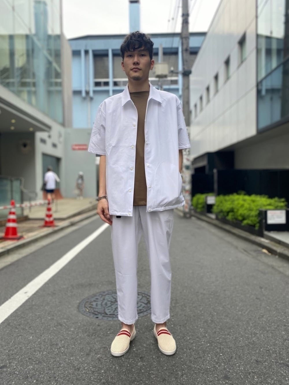 「セットアップ、ホワイト、白シャツ、大人カジュアル、スポーツミックス、ナノユニバース、ホワイトコーデ、夏コーデ、機能性素材、接触冷感」｜「NANO universeの快適男 プランサーレギュラーカラーシャツ(一部WEB限定カラー)（シャツ/ブラウス、ホワイト系）」を使った、nano・universe 渋谷神南 Mensさん（メンズ・170cm）の夏コーディネートの1枚目の写真